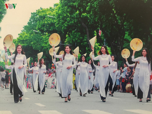photo exhibition celebrates anniversary of hanoi’s recognition as city for peace hinh 21