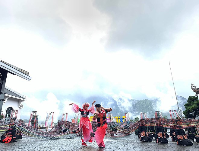 ethnic dancing festival held on the peak of fansipan excites crowds hinh 1