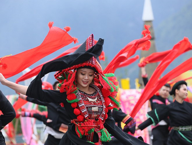 ethnic dancing festival held on the peak of fansipan excites crowds hinh 2