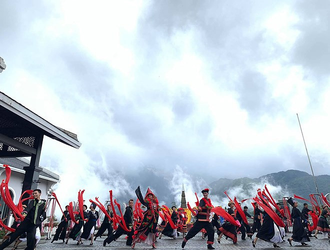 ethnic dancing festival held on the peak of fansipan excites crowds hinh 3