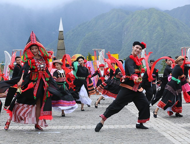 ethnic dancing festival held on the peak of fansipan excites crowds hinh 4