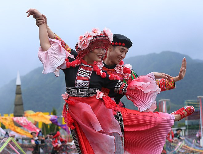 ethnic dancing festival held on the peak of fansipan excites crowds hinh 5