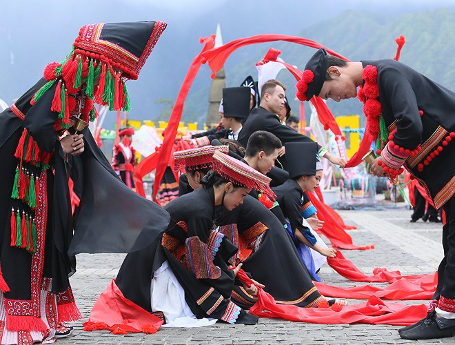 ethnic dancing festival held on the peak of fansipan excites crowds hinh 6