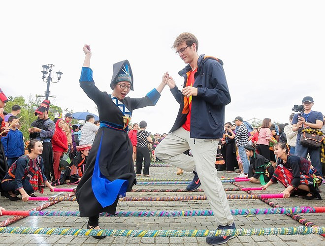 ethnic dancing festival held on the peak of fansipan excites crowds hinh 7