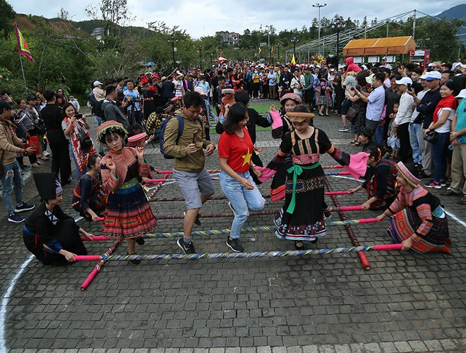 ethnic dancing festival held on the peak of fansipan excites crowds hinh 8