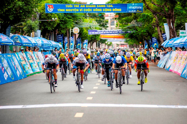 female korean cyclist wins yellow jersey in an giang tv cup hinh 1