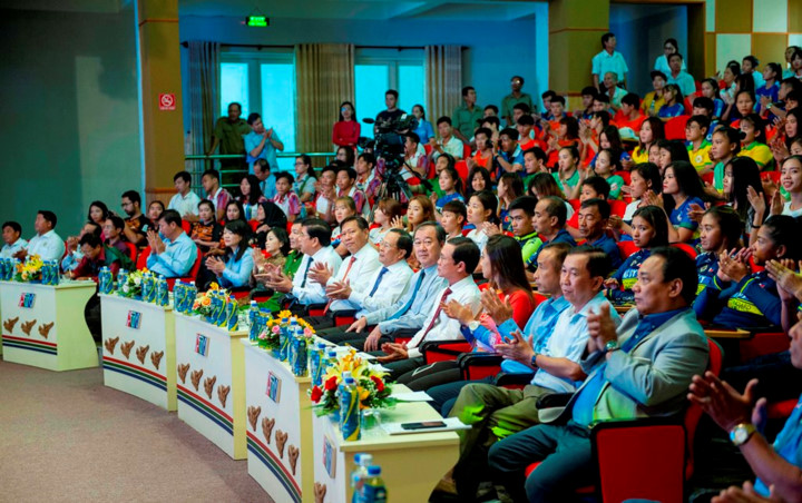 female korean cyclist wins yellow jersey in an giang tv cup hinh 2