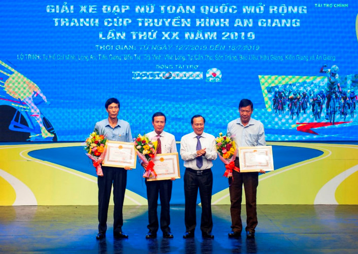 female korean cyclist wins yellow jersey in an giang tv cup hinh 3