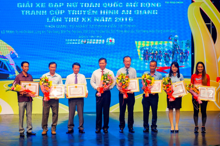 female korean cyclist wins yellow jersey in an giang tv cup hinh 4