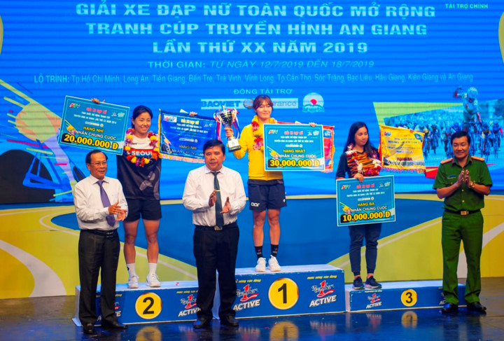 female korean cyclist wins yellow jersey in an giang tv cup hinh 5