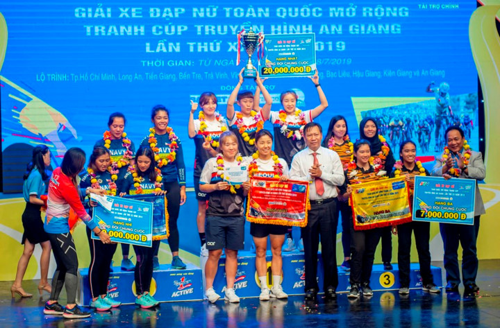 female korean cyclist wins yellow jersey in an giang tv cup hinh 6