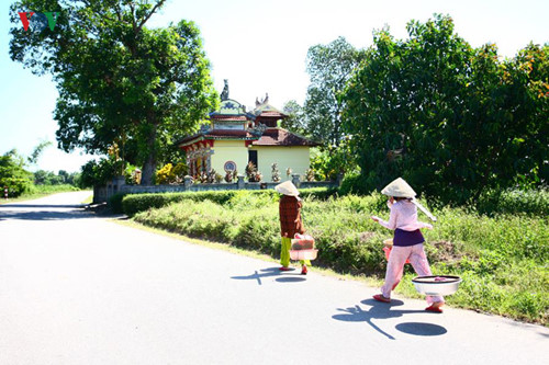 images from the peaceful ancient village of phuoc tich hinh 18