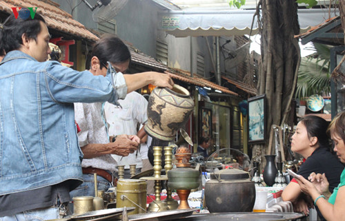 hunting valuable antiques in hcm city coffee shop hinh 13