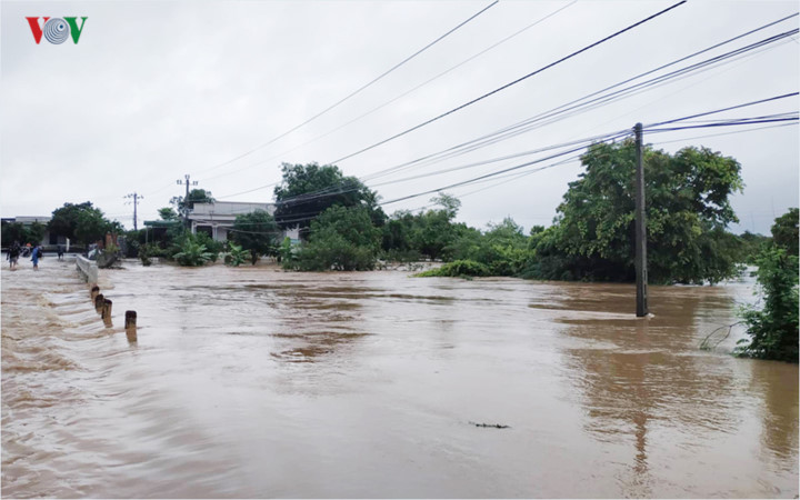 heavy rain submerges in central highlands provinces hinh 10