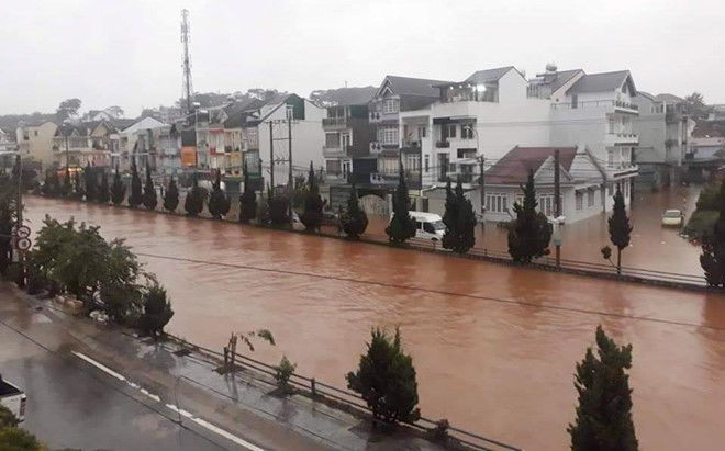 heavy rain submerges in central highlands provinces hinh 14