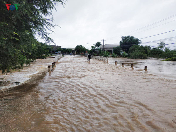 heavy rain submerges in central highlands provinces hinh 9