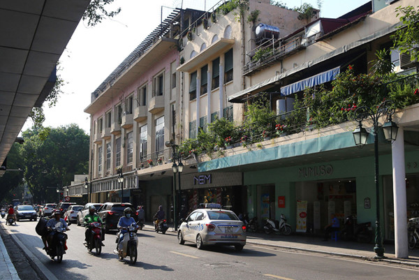 a look back at historic trang tien street through history hinh 18