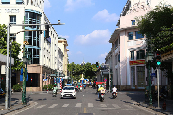 a look back at historic trang tien street through history hinh 2