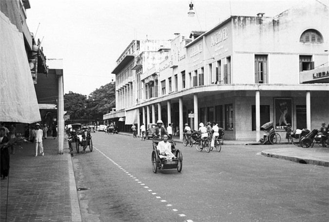 a look back at historic trang tien street through history hinh 3