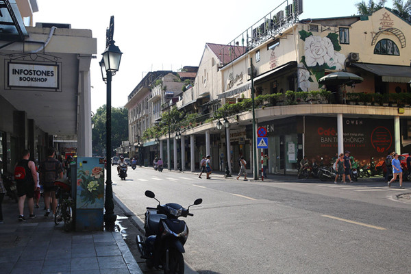 a look back at historic trang tien street through history hinh 4