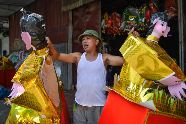 residents of song ho commune make paper offerings ahead of ghost month hinh 10