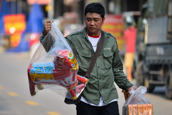 residents of song ho commune make paper offerings ahead of ghost month hinh 11