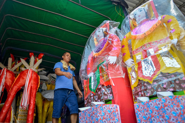 residents of song ho commune make paper offerings ahead of ghost month hinh 12