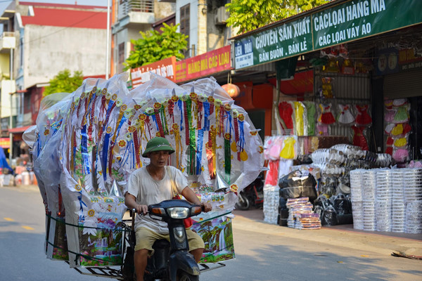 residents of song ho commune make paper offerings ahead of ghost month hinh 1