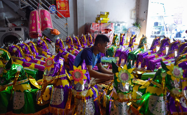 residents of song ho commune make paper offerings ahead of ghost month hinh 2