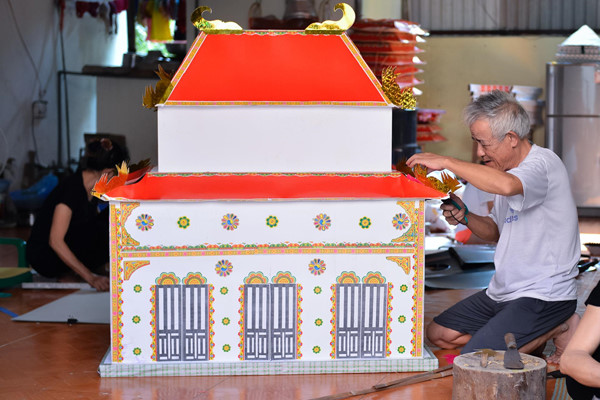 residents of song ho commune make paper offerings ahead of ghost month hinh 3