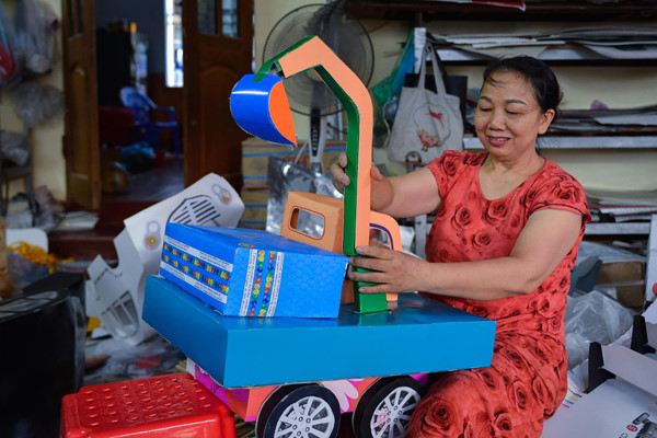 residents of song ho commune make paper offerings ahead of ghost month hinh 5