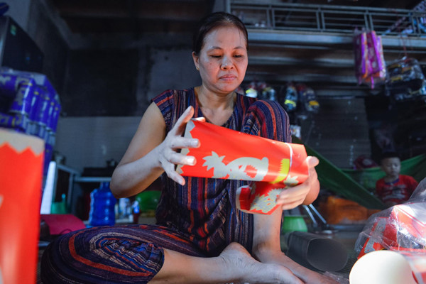 residents of song ho commune make paper offerings ahead of ghost month hinh 8