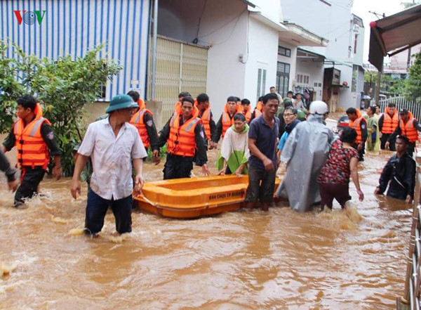 central highlands region suffers worst flooding in a decade hinh 16