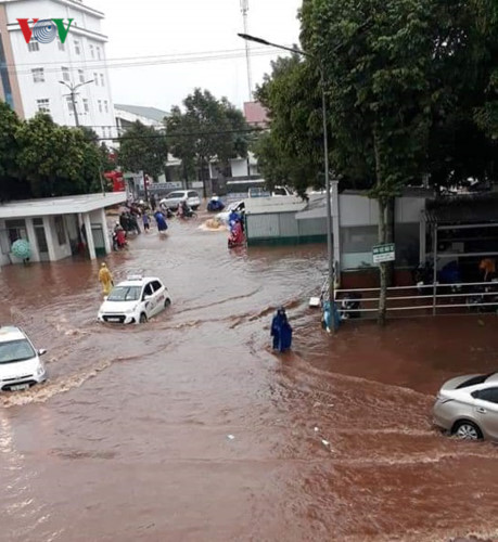 central highlands region suffers worst flooding in a decade hinh 8