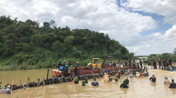 broken dyke threatens thousands of lives in dak lak province hinh 8