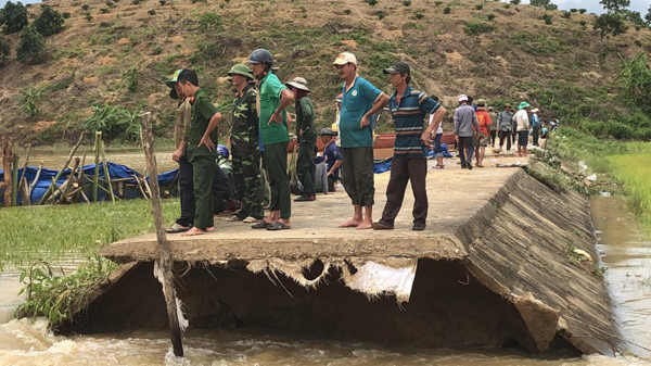 broken dyke threatens thousands of lives in dak lak province hinh 9