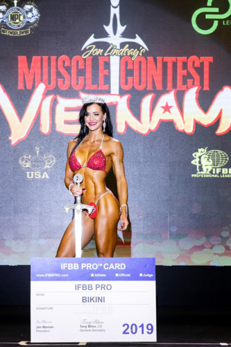 us competitor erin stern wins muscle contest vietnam 2019 hinh 1