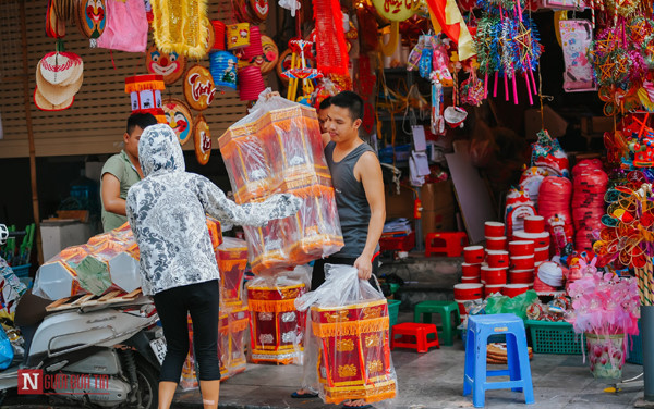 hang ma street makes preparations ahead of mid-autumn festival hinh 7