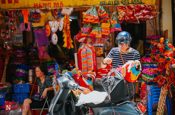 hang ma street makes preparations ahead of mid-autumn festival hinh 8