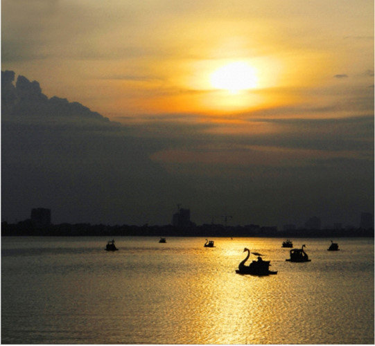 top places in which to enjoy a romantic sunset in hanoi hinh 1