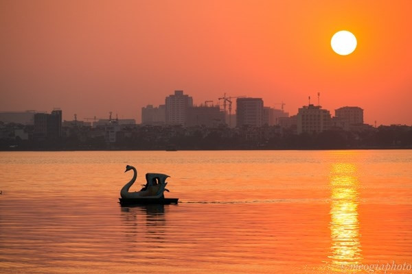 top places in which to enjoy a romantic sunset in hanoi hinh 3
