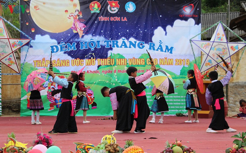 ethnic children in mountainous region celebrate mid-autumn festival early hinh 11