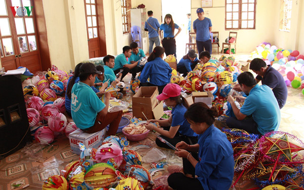 ethnic children in mountainous region celebrate mid-autumn festival early hinh 2