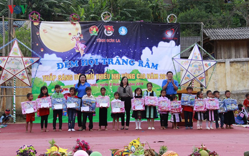 ethnic children in mountainous region celebrate mid-autumn festival early hinh 6