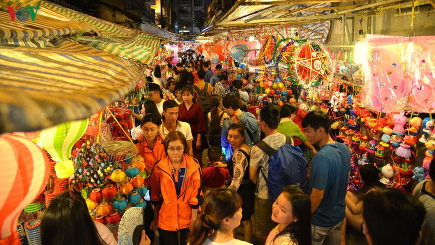 lantern street brought to life in hcm city for mid-autumn festival hinh 1