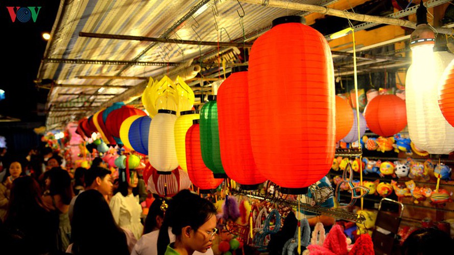 lantern street brought to life in hcm city for mid-autumn festival hinh 2