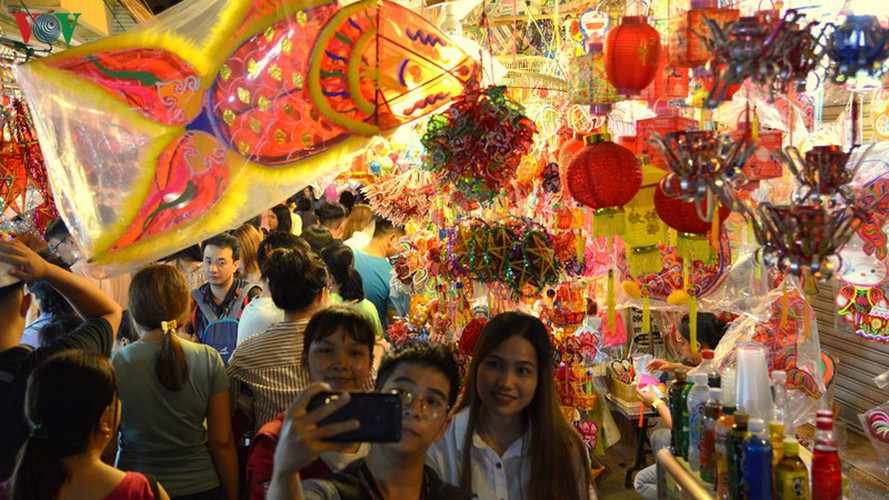 lantern street brought to life in hcm city for mid-autumn festival hinh 4