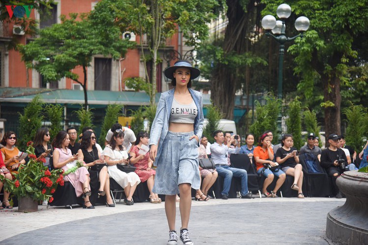 vietnam fashion week spring/summer 2020 opens to fanfare in hanoi hinh 1