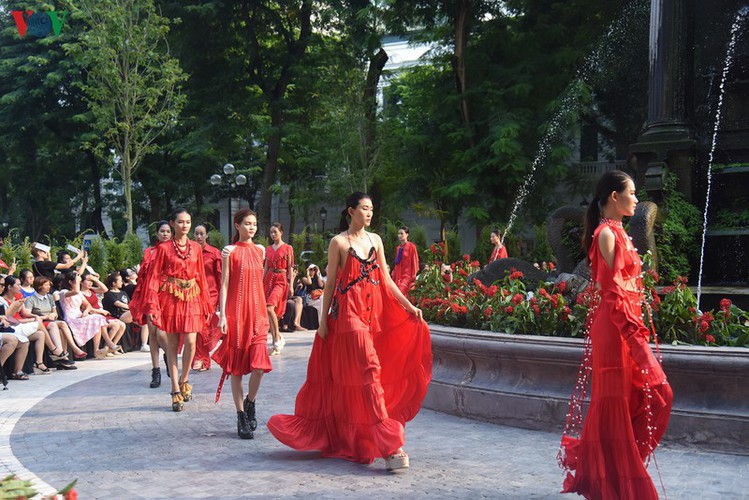 vietnam fashion week spring/summer 2020 opens to fanfare in hanoi hinh 21