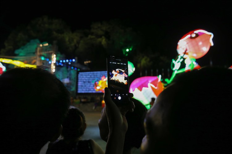 the nation’s largest lantern festival thrills crowds in tuyen quang hinh 10